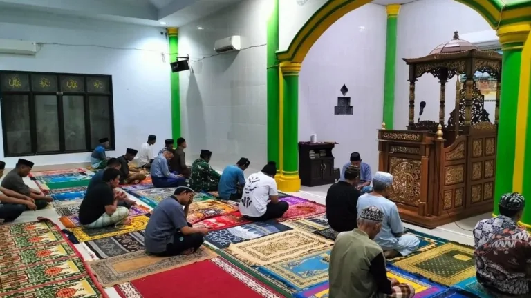 Bangun Kemanunggalan TNI-Rakyat, Babinsa Kodim 1409/Gowa Laksanakan Safari Subuh di Masjid Nurul Jihad