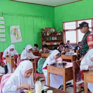 Dukung Program Pemenuhan Gizi, Babinsa Koramil 1409-06/Bajeng Pantau Langsung Operasional SPPG Mata Allo