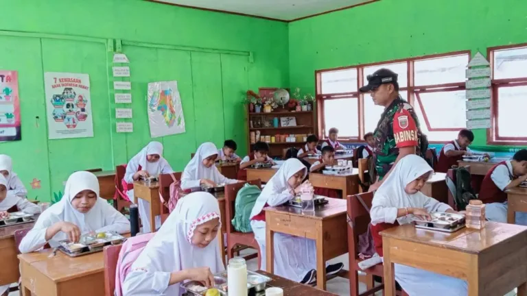 Dukung Program Pemenuhan Gizi, Babinsa Koramil 1409-06/Bajeng Pantau Langsung Operasional SPPG Mata Allo