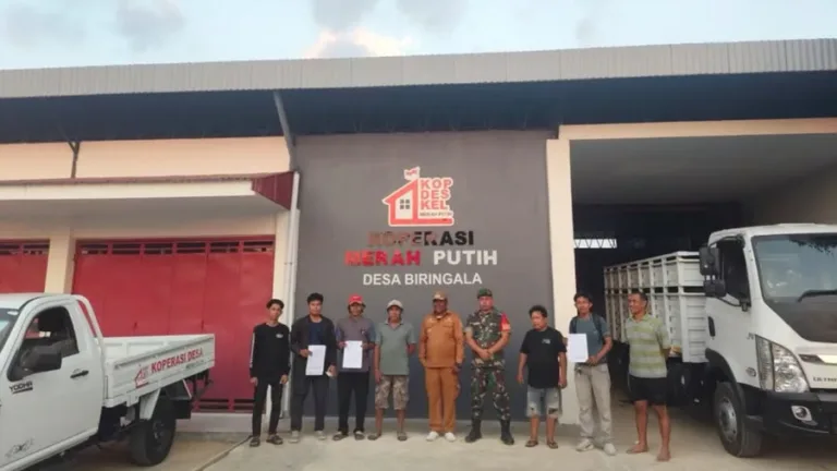 Dukung Penguatan Ekonomi Desa, Babinsa Koramil 1409-05/Pallangga Dampingi Penerimaan Armada KDKMP di Desa Biringala