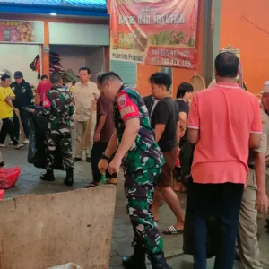 Antisipasi Banjir, Koramil 1408-07/Ujung Pandang Gelar Karya Bakti Bersihkan Lingkungan Pasar Sawa