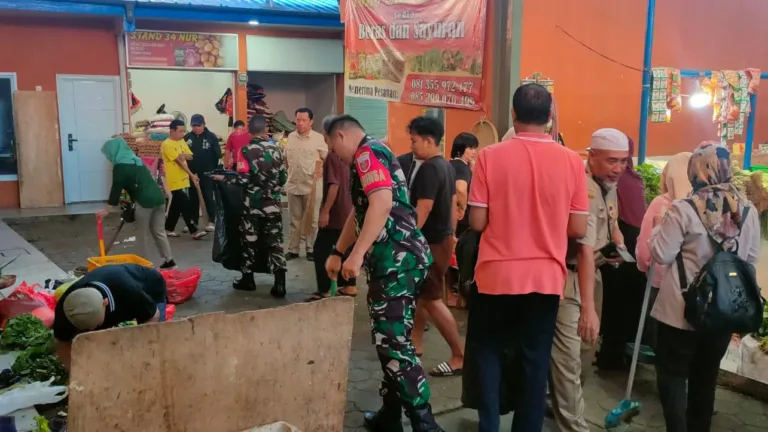 Antisipasi Banjir, Koramil 1408-07/Ujung Pandang Gelar Karya Bakti Bersihkan Lingkungan Pasar Sawa