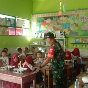 Kawal Generasi Emas, Babinsa Koramil 05/Pallangga Kodim 1409/Gowa Pastikan Pendistribusian Makanan Bergizi Gratis di Gowa Tepat Sasaran