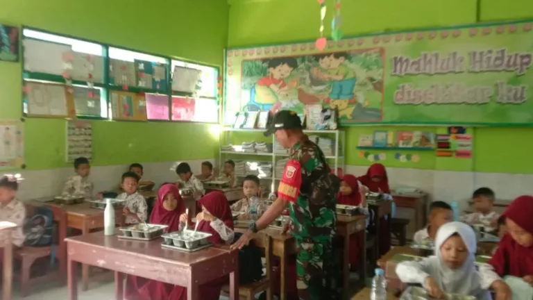 Kawal Generasi Emas, Babinsa Koramil 05/Pallangga Kodim 1409/Gowa Pastikan Pendistribusian Makanan Bergizi Gratis di Gowa Tepat Sasaran