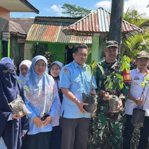 Hijaukan Sekolah dan Pererat Silaturahmi, Babinsa Koramil 07/Tompobulu Kodim 1409/Gowa Gelar Karya Bakti Tanam Pohon Bersama Warga dan Siswa