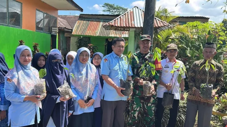 Hijaukan Sekolah dan Pererat Silaturahmi, Babinsa Koramil 07/Tompobulu Kodim 1409/Gowa Gelar Karya Bakti Tanam Pohon Bersama Warga dan Siswa