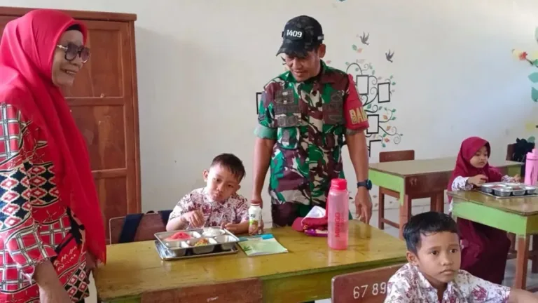 Kawal Pemenuhan Gizi Siswa, Babinsa Koramil 06 Bajeng Kodim 1409/Gowa Dampingi Kegiatan SPPG di Desa Bontosunggu 