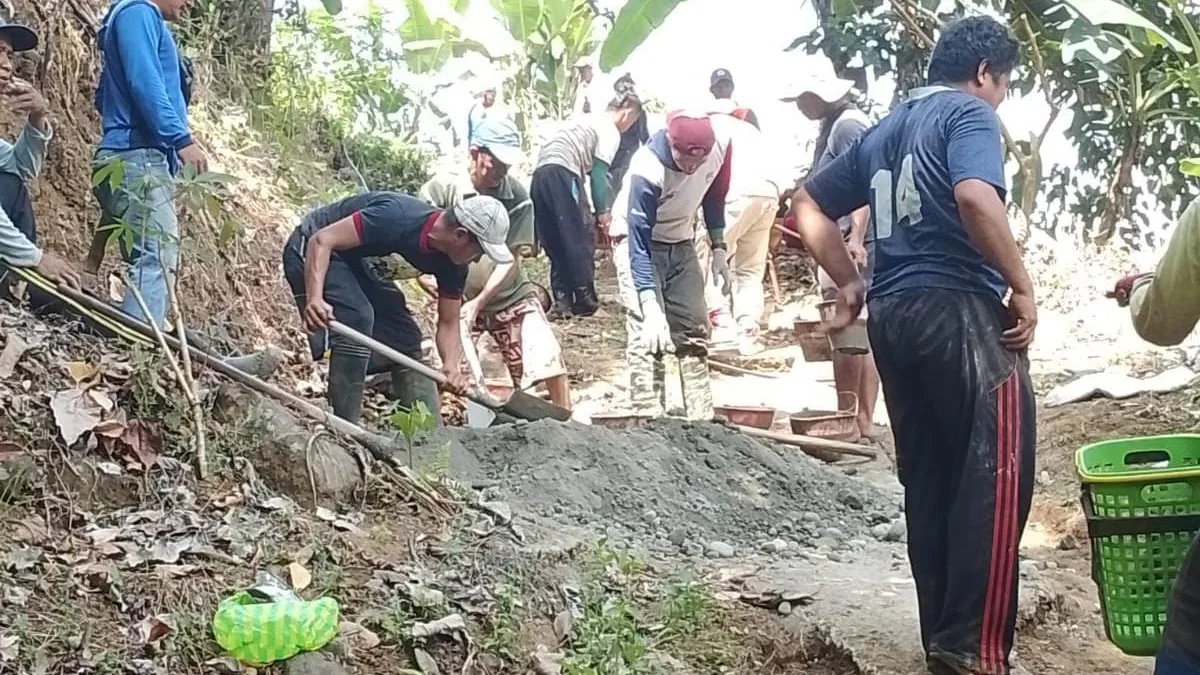 Atasi Jalan Licin Musim Hujan, Warga Batetangnga Polman Patungan Perbaiki Akses Jalan Tani