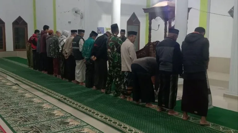 Safari Subuh di Masjid Besar Malakaji, Babinsa Koramil Tompobulu Kodim 1409/Gowa Pererat Jalinan Silaturahmi