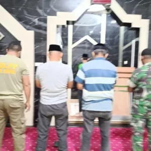 Safari Subuh di Masjid Al Ma’arif, Babinsa Koramil 1409-01/Somba Opu Pererat Silaturahmi dengan Warga