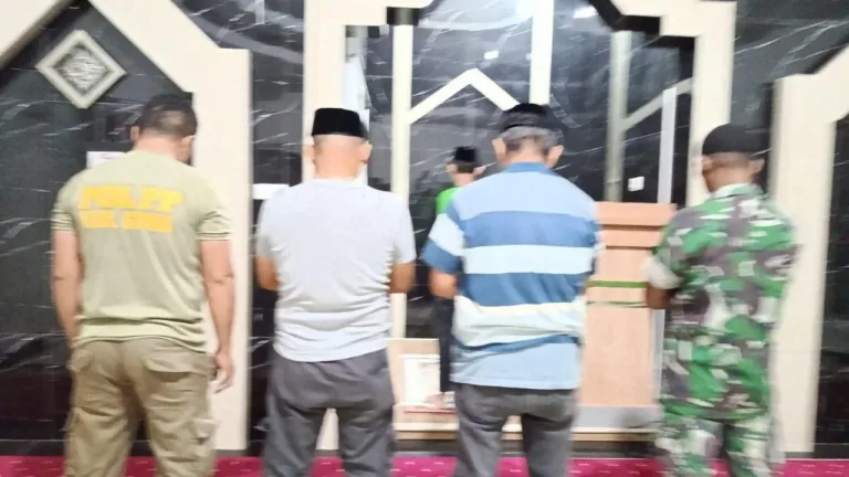 Safari Subuh di Masjid Al Ma’arif, Babinsa Koramil 1409-01/Somba Opu Pererat Silaturahmi dengan Warga