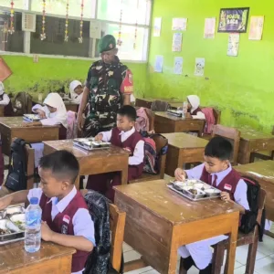 Dukung Program Makan Bergizi Gratis, Babinsa Koramil 06/Bajeng Pantau Langsung Operasional SPPG Borimatangkasa
