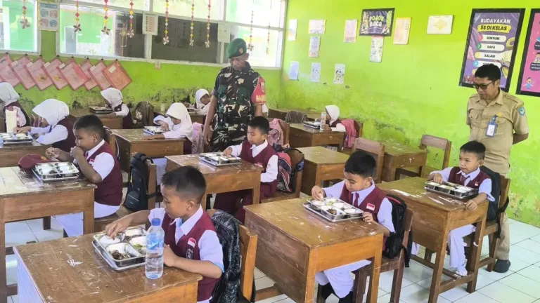 Dukung Program Makan Bergizi Gratis, Babinsa Koramil 06/Bajeng Pantau Langsung Operasional SPPG Borimatangkasa