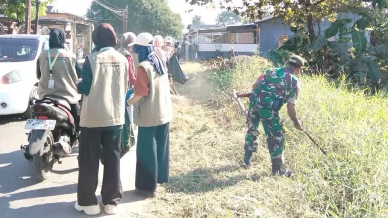 Aksi Nyata Babinsa Koramil 05 Pallangga Kodim 1409/Gowa dan Mahasiswa UNM Wujudkan Desa Kanjilo Bersih dan Asri