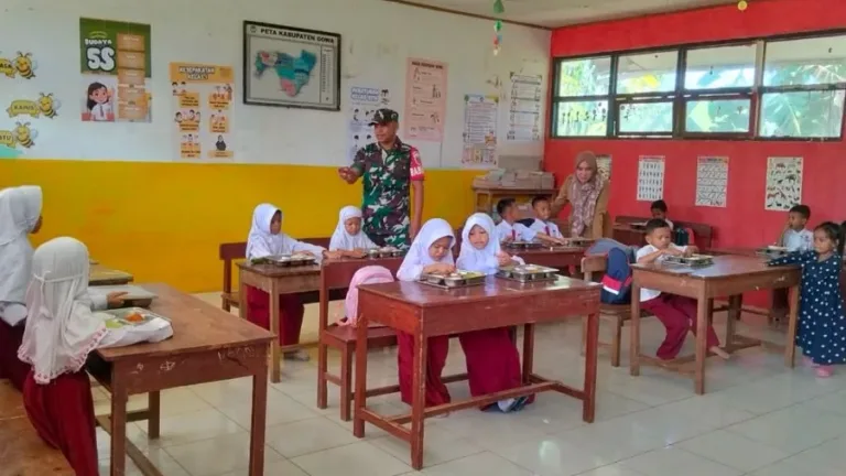 Pastikan Kualitas dan Kelancaran MBG, Babinsa Koramill Bontonompo Kodim 1409/Gowa Turun Langsung Dampingi Pembagian Makanan untuk Siswa Desa Bontolangkasa Selatan   