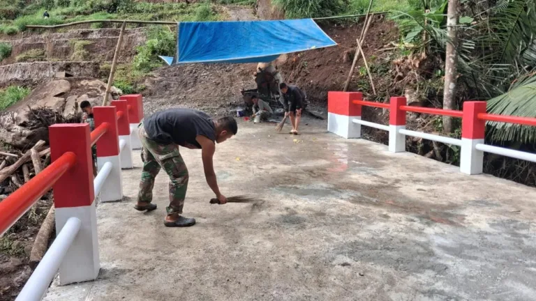 Dandim 1409/Gowa Apresiasi Sinergi TNI-Warga Saat Pembangunan Jembatan ARMCO Memasuki Finish Line