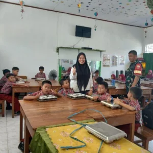 Sinergi Dukung Program Pemerintah, Babinsa Kodim 1409/Gowa Awasi Program MBG dari SPPG Pallangga 3