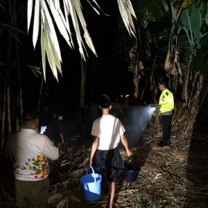 Kolaborasi Polri, Damkar, dan Warga Berhasil Jinakkan Kebakaran Lahan di Pasirwangi