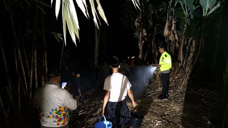 Kolaborasi Polri, Damkar, dan Warga Berhasil Jinakkan Kebakaran Lahan di Pasirwangi