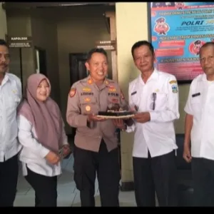 Camat Tarogong Kidul Bersama Pemerintah Desa dan Kelurahan Berikan Kejutan HUT Bhayangkara ke-80 di Polsek Tarogong Kidul