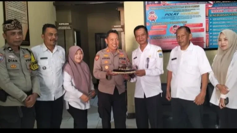 Camat Tarogong Kidul Bersama Pemerintah Desa dan Kelurahan Berikan Kejutan HUT Bhayangkara ke-80 di Polsek Tarogong Kidul
