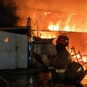 Gudang Produksi di Malangbong Terbakar, Damkarmat Garut Berhasil Cegah Api Meluas