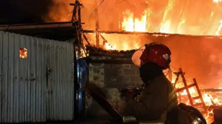 Gudang Produksi di Malangbong Terbakar, Damkarmat Garut Berhasil Cegah Api Meluas