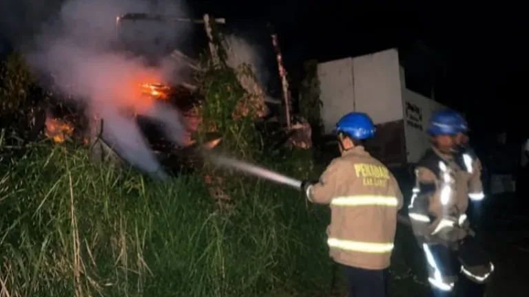 Sisa Pembakaran Hanguskan Rumah di Cikajang, Kadis Damkarmat Imbau Warga Tingkatkan Kewaspadaan