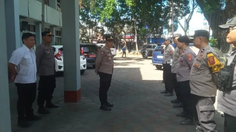 Polsek Tarogong Kidul Siaga Amankan Jalannya Audiensi Presidium Masyarakat Garut Selatan (DPPMG) di Kantor DPRD Garut