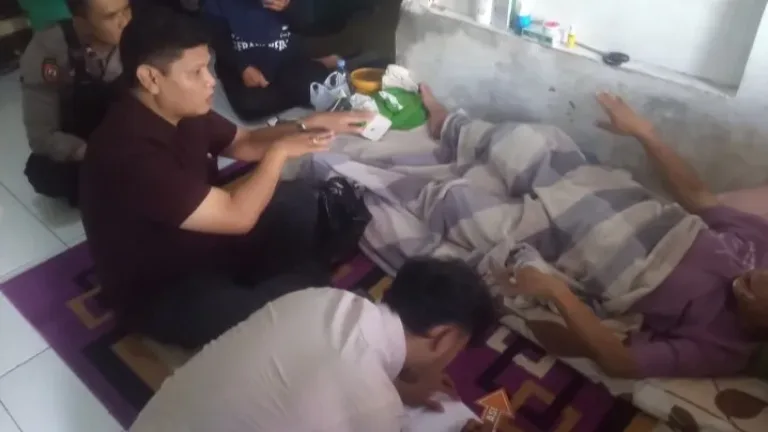 Lansia di Garut Jadi Korban Pengeroyokan dan Sabetan Clurit, Alami Luka Serius di Bagian Bibir,Polisi Lakukan Pengejaran