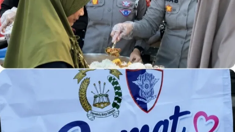 Satlantas Polres Garut Gelar Jumat Berkah, Ajak Warga Sarapan Gratis Wujudkan Semangat “Polisi untuk Rakyat”