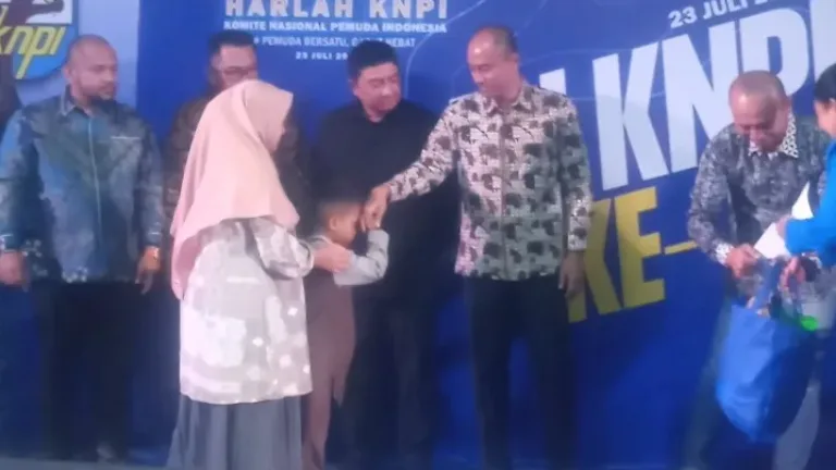 Kapolres Garut Hadiri Harlah ke-53 KNPI Garut, Serahkan Santunan kepada Anak Yatim dan Kaum Duafa