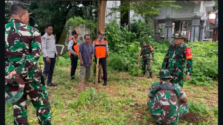 Hijaukan Lingkungan dan Cegah Banjir, Koramil 1408-09/Tamalate Gelar Karya Bhakti Penanaman Pohon