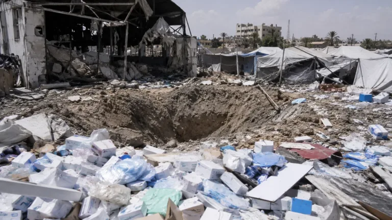 Israel Serang Gudang Medis di Deir al-Balah, Tenda Pengungsi Ikut Hancur