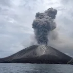 Gunung Anak Krakatau Erupsi Dua Kali, Radius 3 Km Terlarang