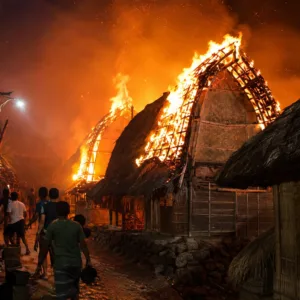 Kebakaran Desa Adat Sade Lombok Tengah, Warga Selamatkan Diri (Foto : Illustrasi)