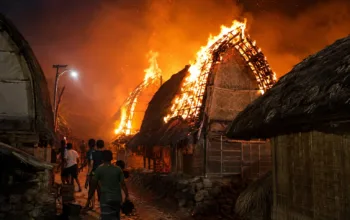 Kebakaran Desa Adat Sade Lombok Tengah, Warga Selamatkan Diri