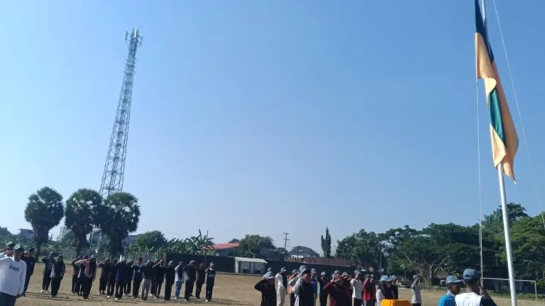 Sambut HUT RI – Ke 81, Babinsa Kodim 1409/Gowa dan Bhabinkamtibmas Tempa Kedisiplinan Calon Paskibraka Kecamatan Bontonompo