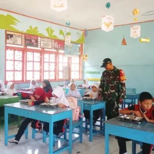 Perkuat Sinergitas TNI dan Sekolah, Babinsa Tompobulu Dampingi Penyaluran MBG di SD Center Malakaji