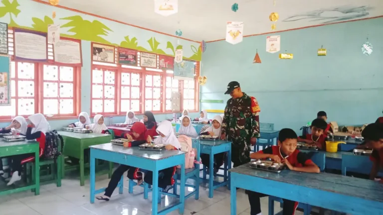 Perkuat Sinergitas TNI dan Sekolah, Babinsa Tompobulu Dampingi Penyaluran MBG di SD Center Malakaji