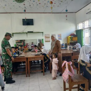 Kawal Program Pemerintah, Babinsa Koramil 1409-05/Pallangga Kelurahan Tetebatu Pantau Penyaluran Makan Bergizi Gratis di SD Inpres Biringkaloro