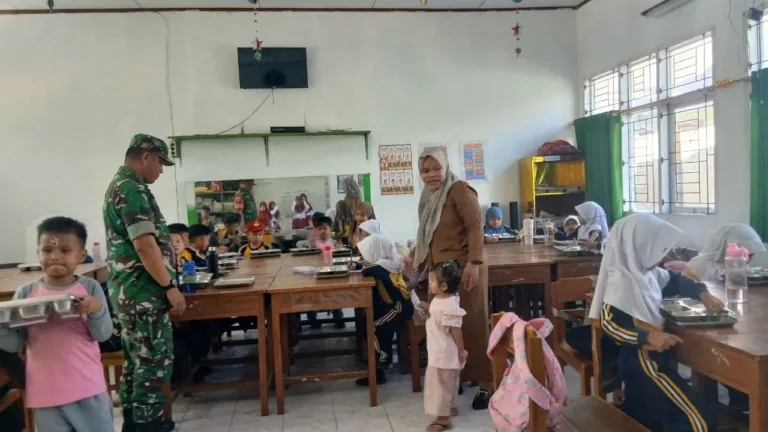 Kawal Program Pemerintah, Babinsa Koramil 1409-05/Pallangga Kelurahan Tetebatu Pantau Penyaluran Makan Bergizi Gratis di SD Inpres Biringkaloro