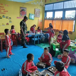Sukseskan Program MBG, Babinsa Kelurahan Parangbanoa Koramil 1409-05/Pallangga Turun Langsung Pendampingan di Sekolah