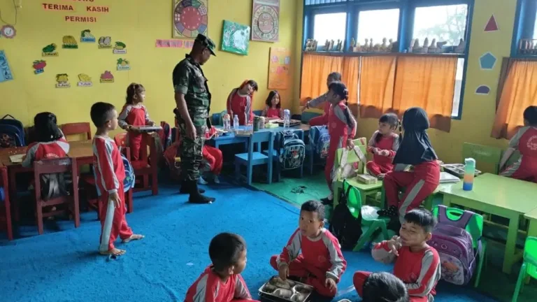 Sukseskan Program MBG, Babinsa Kelurahan Parangbanoa Koramil 1409-05/Pallangga Turun Langsung Pendampingan di Sekolah