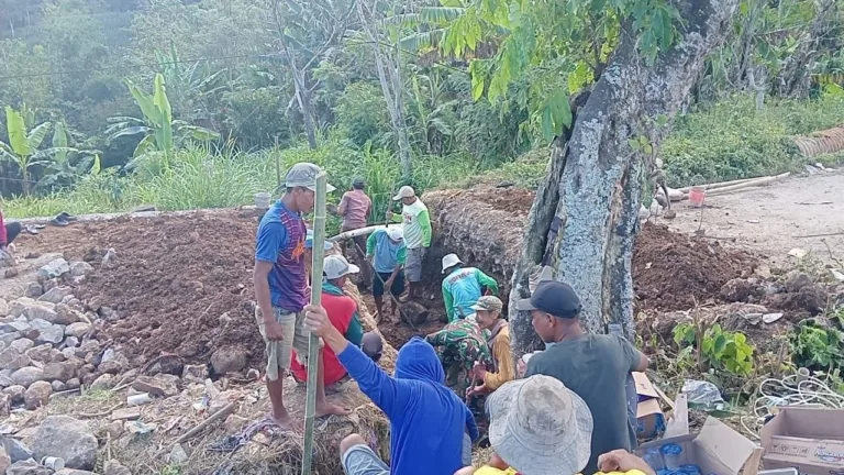 Babinsa Cikoro Bersama Warga Gelar Karya Bakti, Wujudkan Lingkungan Bersih dan Perkuat Semangat Gotong Royong