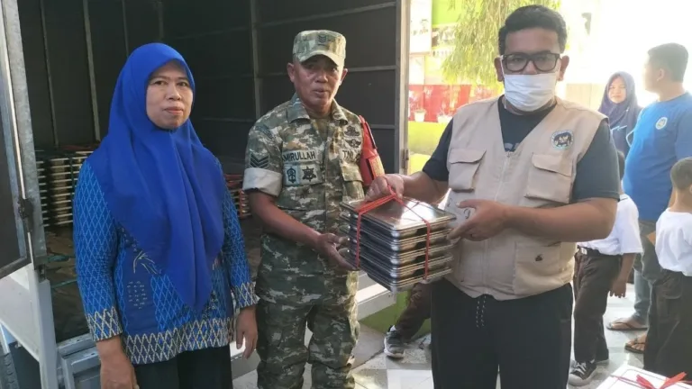 Dukung Gizi Generasi Emas, Babinsa Koramil 05/Pallangga Dampingi Penyaluran MBG di Bontoramba