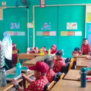 Babinsa Koramil 1409-03/Bontomarannu Pantau Penyaluran Makan Bergizi Gratis di SD Inpres Japing Pattallassang