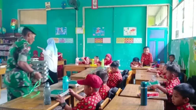 Babinsa Koramil 1409-03/Bontomarannu Pantau Penyaluran Makan Bergizi Gratis di SD Inpres Japing Pattallassang