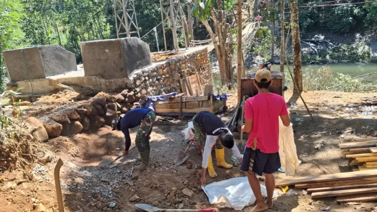 Wujudkan Akses Pinggiran, Kodim 1409/Gowa Bersama Warga Kejar Penuntasan Jembatan Gantung Tahap V