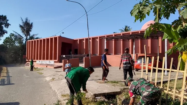 Tingkatkan Kemanunggalan TNI dan Rakyat, Babinsa Desa Jipang Bersama Warga dan Mahasiswa UIN Gelar Karya Bakti